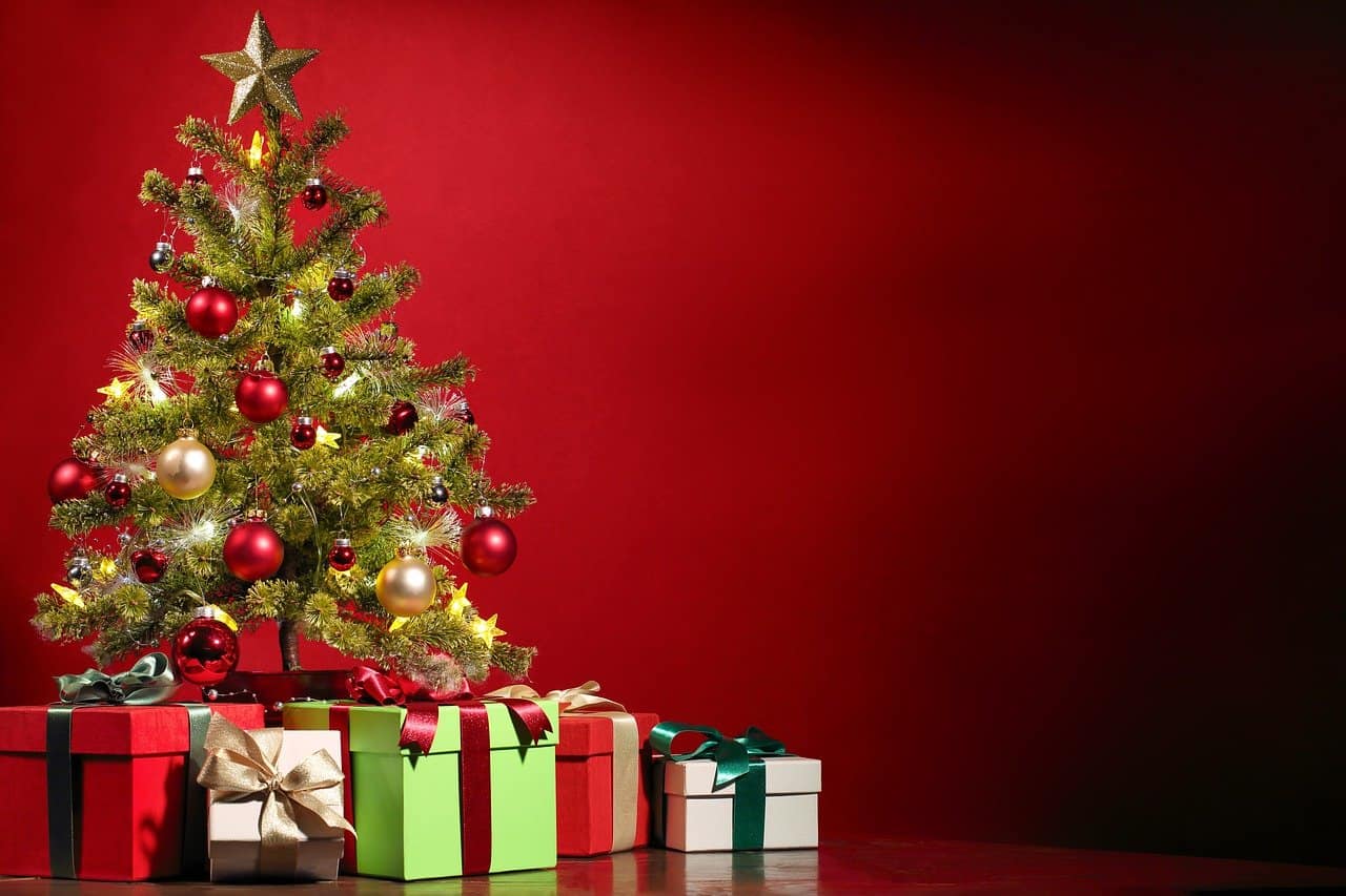 Künstlicher Weihnachtsbaum mit Beleuchtung